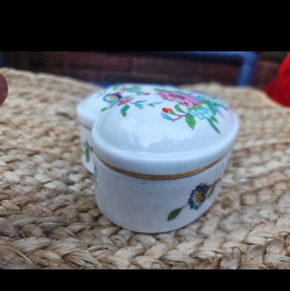 PEMBROKE Aynsley England heart-shaped Trinket dish with lid - Picture 9 of 9